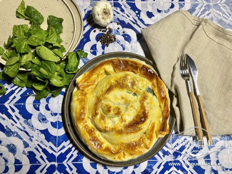 Spanakopita o pastel griego de espinacas
