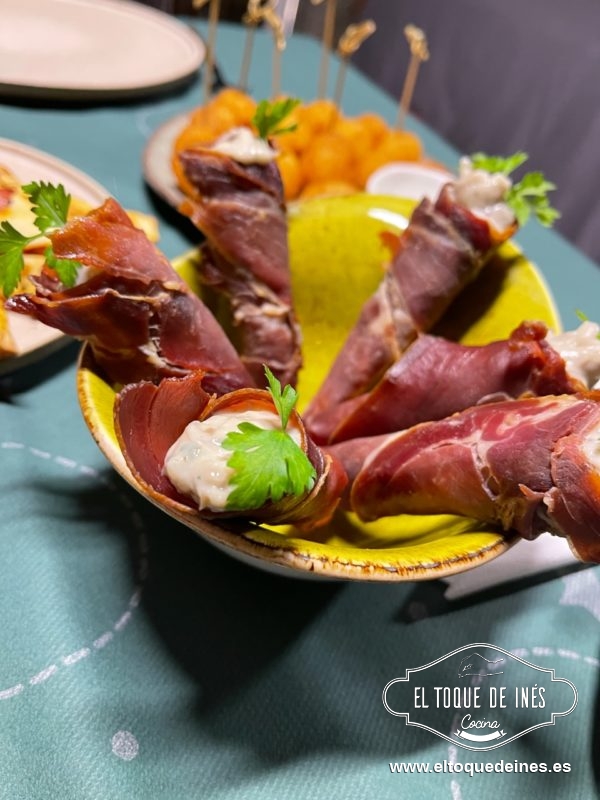 Una vez está atemperado la mezcla rellenamos los conos de jamón con cuidado ayudándonos de la manga pastelera.