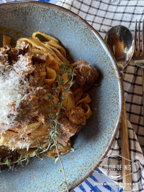 Y ya solo queda servirla acompañada de la carne, rallar un poco de queso parmesano y a disfrutar!