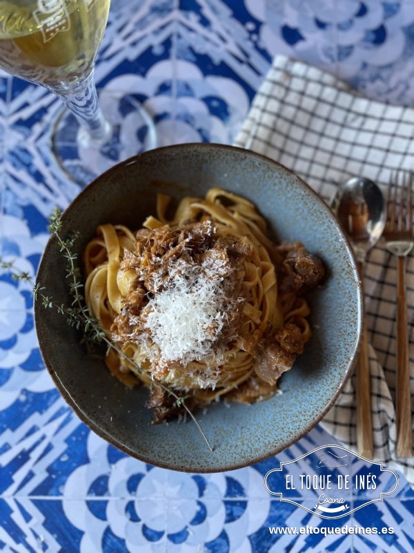 Escurrimos la pasta una vez hecha, le añadimos un poco de la salsa que tenemos con la carne y mezclamos bien para que coja bien el sabor.