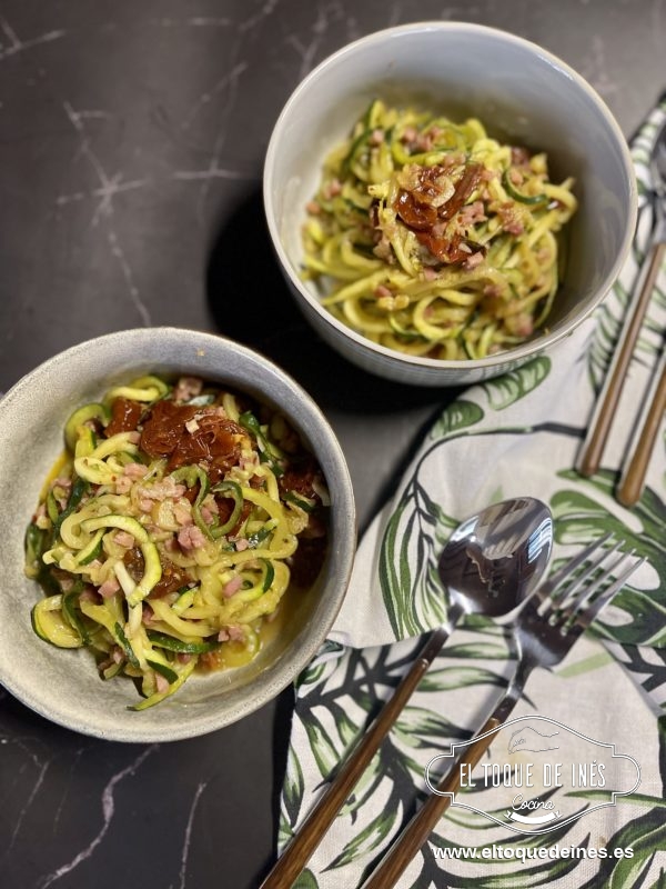 Espaguetis de calabacín con tomate seco