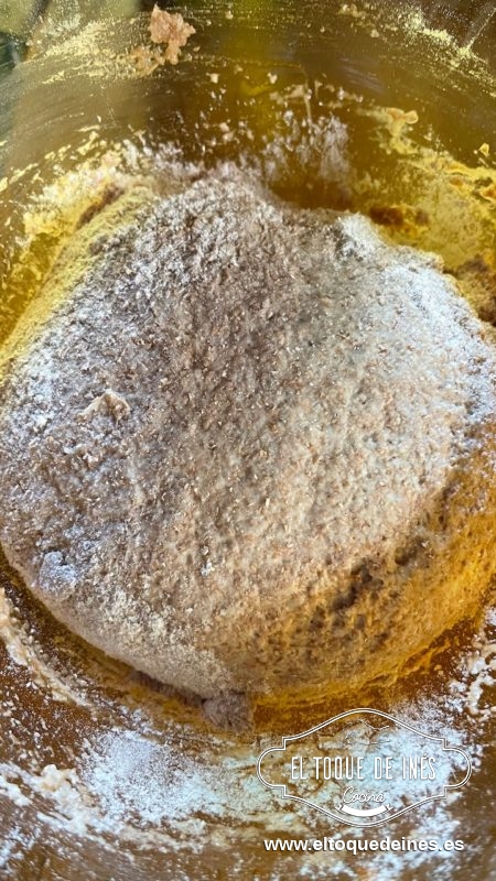 Lo primero que hacemos es preparar el poolish, mezclamos en un bol los ingredientes, que no queden grumos, tapamos con film y dejamos reposar 60-90 minutos, dependerá de la temperatura que tengas en la zona que quede a reposar.