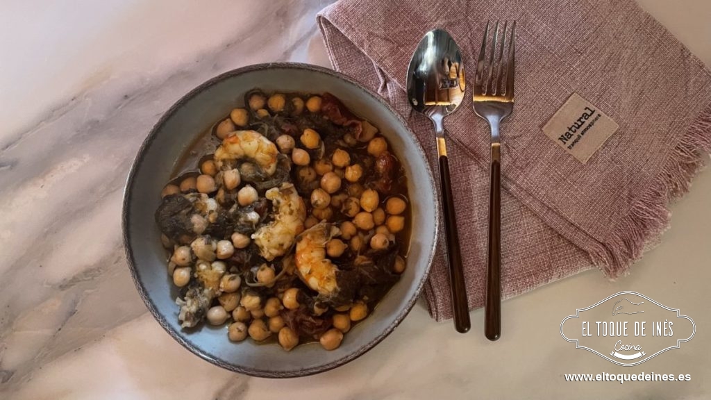 Garbanzos con grelos y langostinos 
