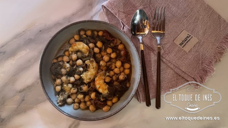 Garbanzos con grelos y langostinos