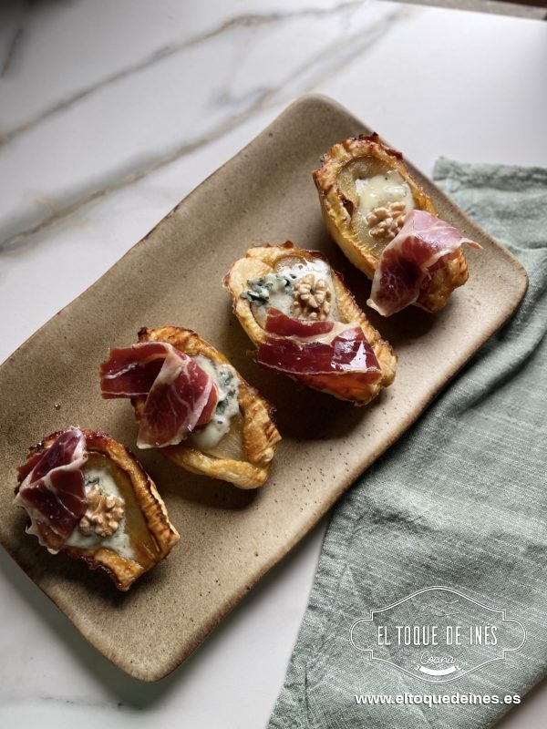 Peras en hojaldre con queso roquefort y jamón de bellota