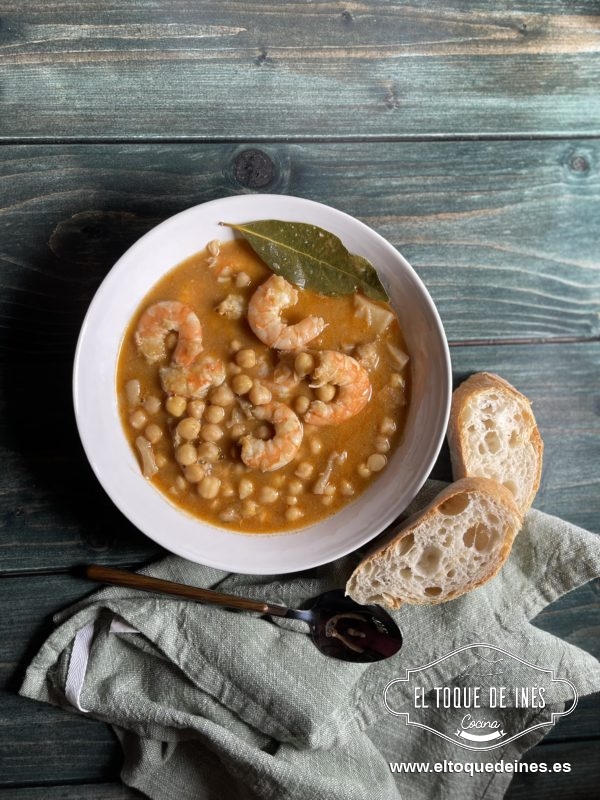Guiso de garbanzos, sepia y langostinos