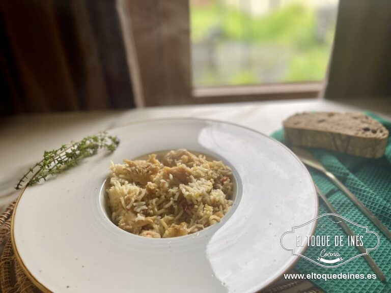 Una vez probamos unos granitos de arroz y vemos que está cocinado, apagamos el fuego, tapamos y dejamos reposar unos 10-15 minutos.