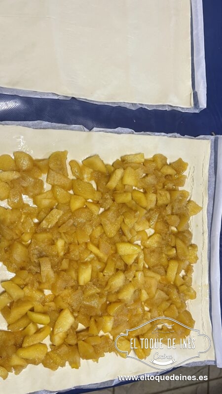Repetimos bien la manzana por la masa y tapamos con la otra lámina de hojaldre.