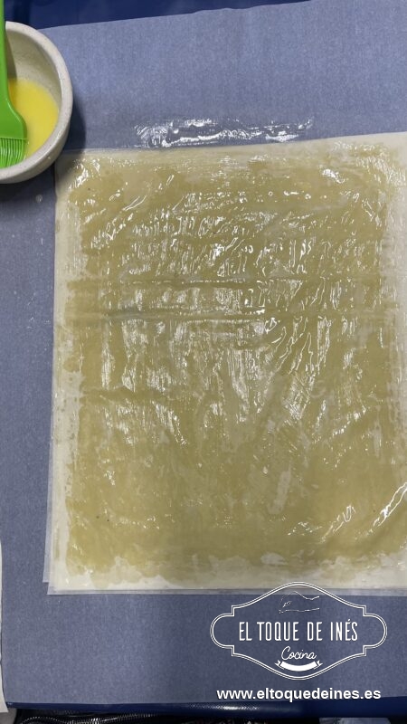 Colocamos encima otra hoja, volvemos a pintar y así seguido con todas las hojas del masa filo.