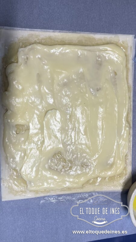 Sobre la última hoja extendemos la crema pastelera templada, con cuidado dejando los bordes libres de la masa.