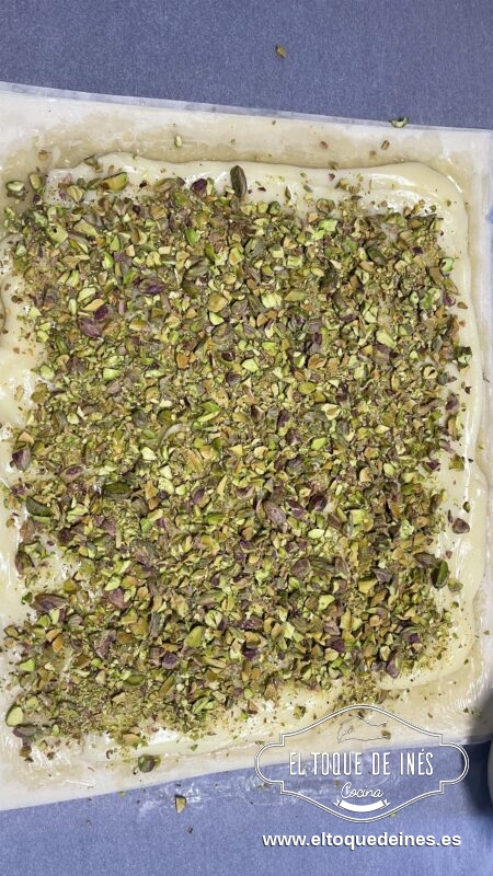 Esparcimos por encima los pistachos picados.