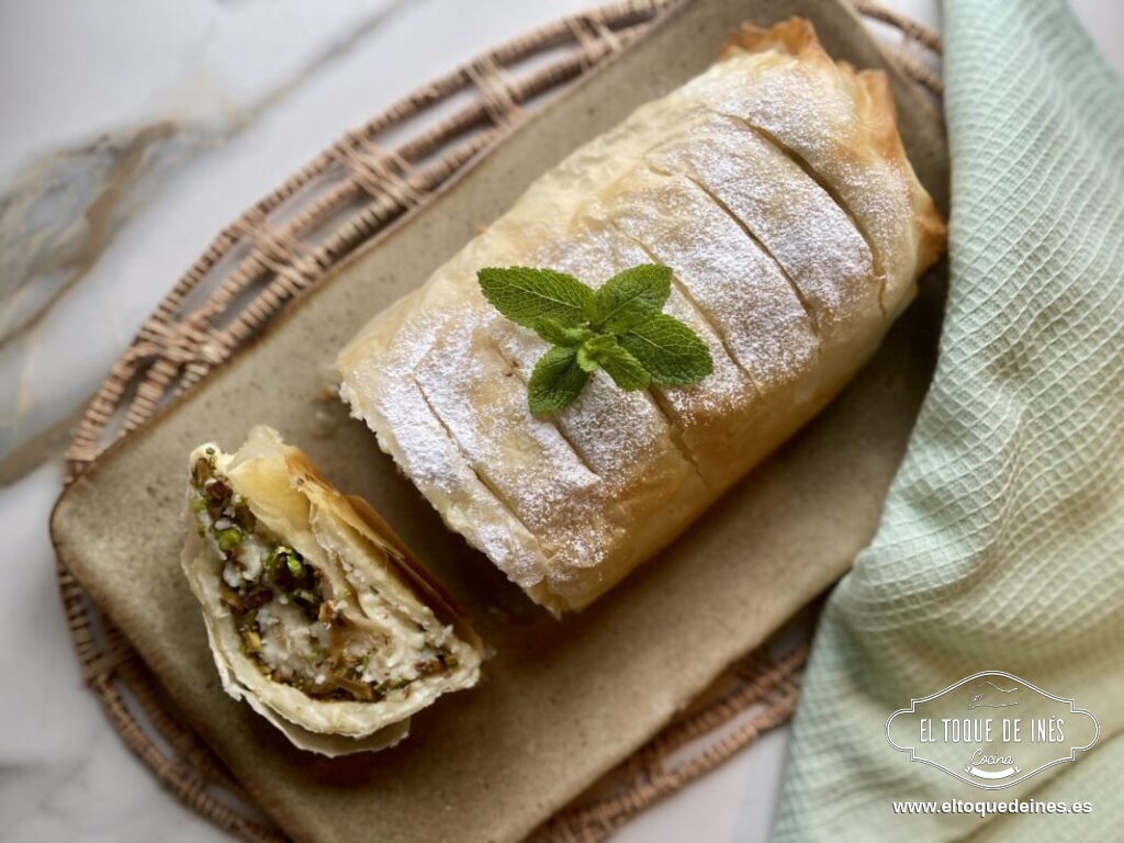 Rollo de pistachos con crema pastelera 