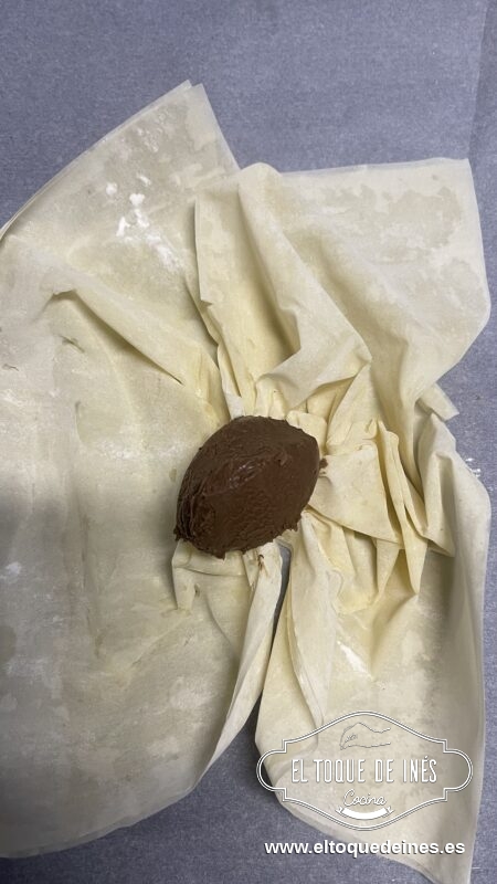 Colocamos en el medio una cucharada de crema de cacao y cerramos con los extremos hacia dentro.