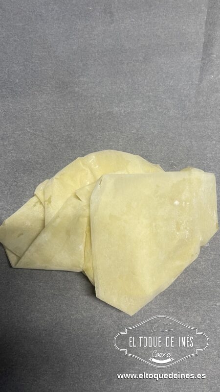 Le damos la vuelta para que los extremos queden por debajo y no se abra y colocamos sobre papel de horno.