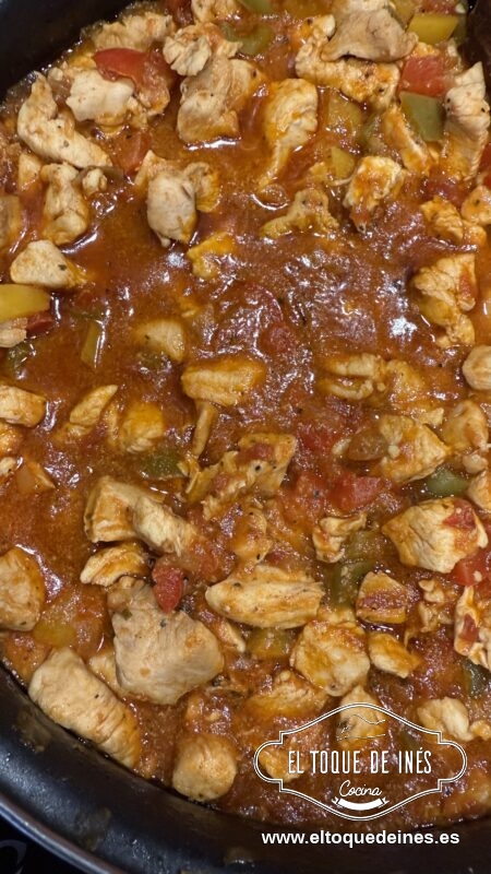 Mientras cortamos el pollo en cuadradillos pequeños, salpimentamos y una vez que estén las verduras bien hechas añadimos el pollo, removemos y salteamos bien.