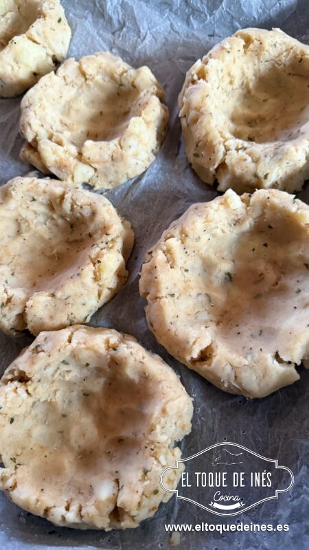 Cogemos porciones de la patata, del tamaño de la mano, para poder darle forma de pelota y luego hacer un hueco en el centro para poder poner la carne que tenemos preparada.