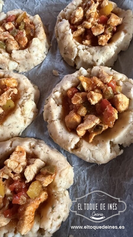 Vamos colocando nuestros nidos sobre papel de horno en la bandeja , cuando los tengamos todos listos repartimos dentro de los nidos la carne con las verduras.