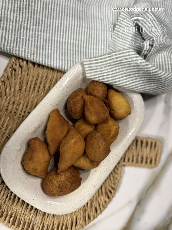 Se pueden tomar templados o fríos, solos o acompañados de un café con leche, un chocolate o incluso un chupito de licor café. 
Pero lo mejor de todo es compartirlos: porque los buñuelos, como los buenos recuerdos, saben mejor cuando se reparten.