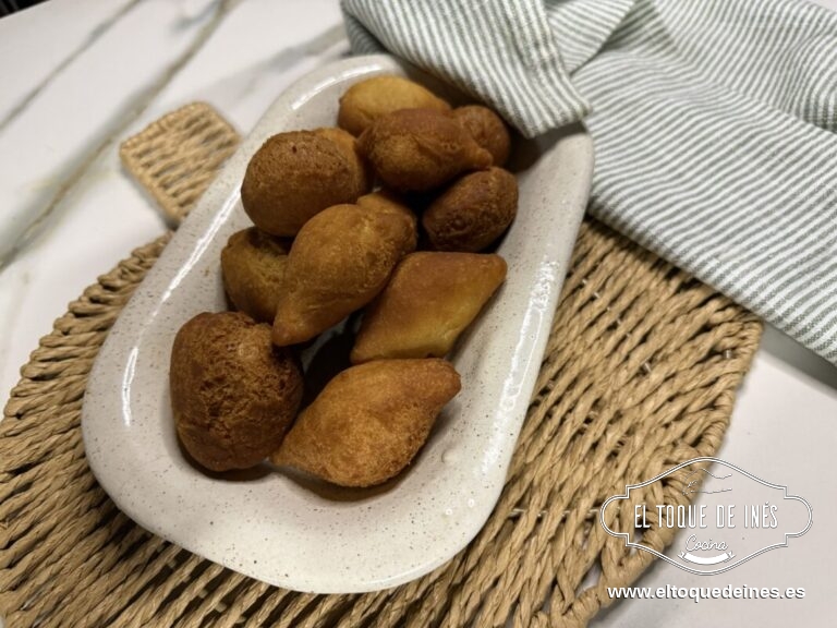 Sacarlos a un plato con papel absorbente y, todavía tibios, rebozarlos en azúcar (si queréis , es opcional).