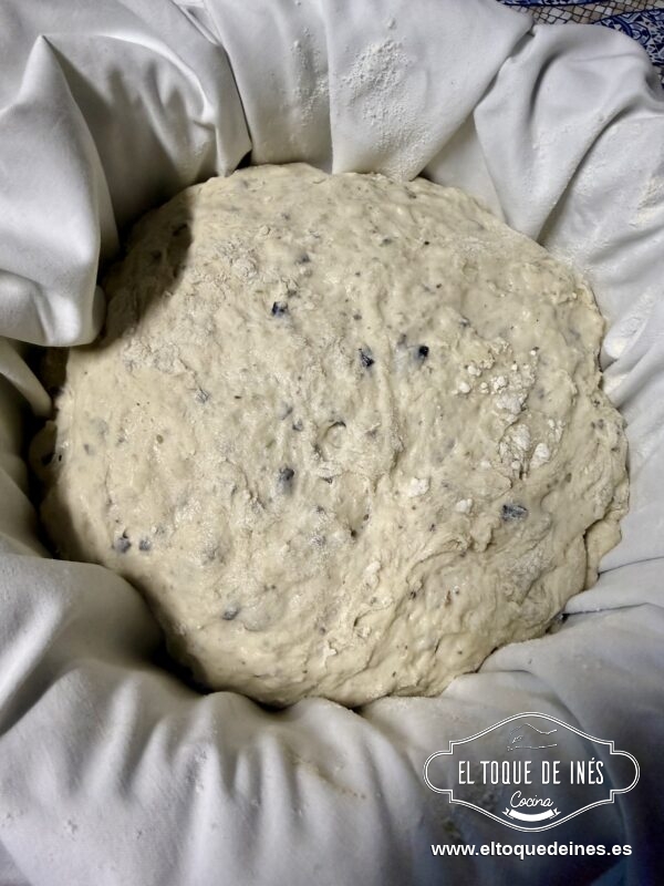 Coloca la masa en un banneton enharinado; si no tienes, usa un bol grande cubierto con un paño de algodón enharinado. Deja reposar 20 minutos.