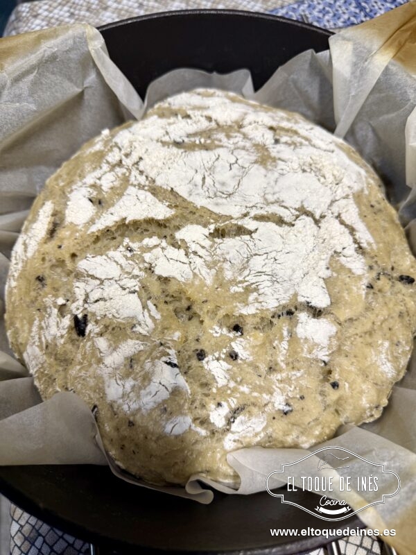 Luego, baja la temperatura a 200 ºC, quita la tapa, coloca un recipiente con 200 ml de agua en la parte inferior del horno y hornea 30 minutos más. Para crear vapor extra, vierte unos hielos en la base del horno justo antes de cerrar la puerta.