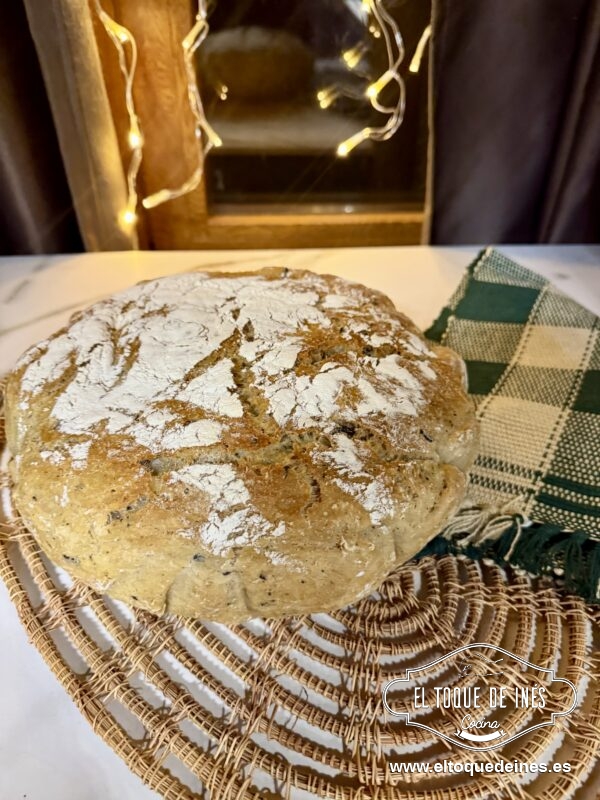 Saca el pan del horno, retira el papel y deja enfriar sobre una rejilla. Esto permitirá que la corteza se mantenga crujiente y la miga conserve su textura suave.