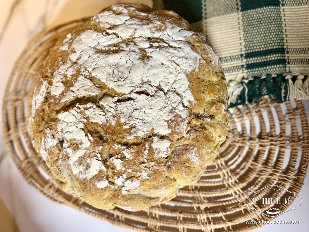 Pan de patata con aceitunas y orégano