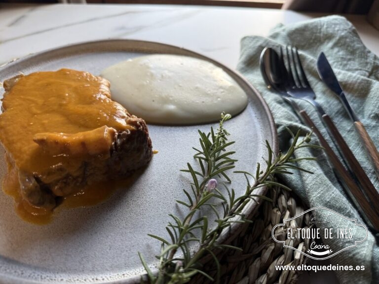 Se puede acompañar de patatas fritas, de arroz blanco, de puré de patata (como fue nuestro caso) o simplemente una ensalada.