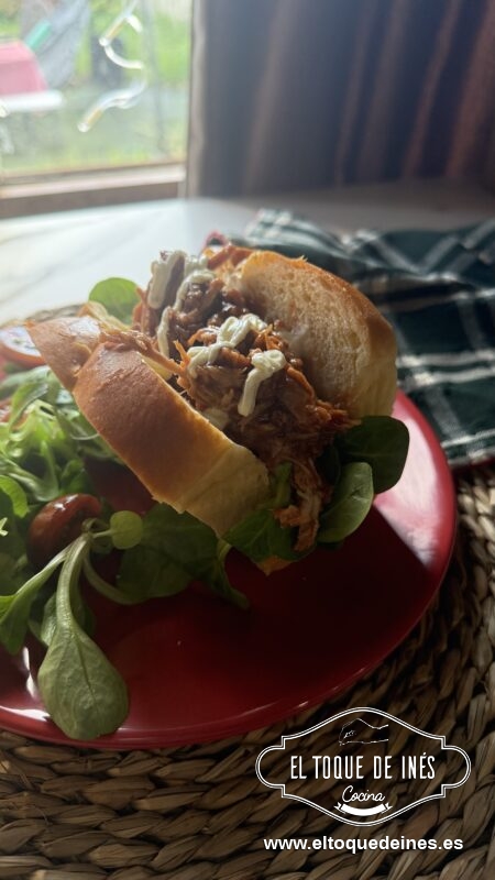 Rellenamos el pan brioche con canónigos , colocamos la carne encima y decoramos con un poquito de salsa que hayáis elegido.