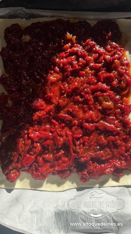 Coloca los pimientos caramelizados sobre toda la superficie, dejando un borde de 2 cm alrededor.