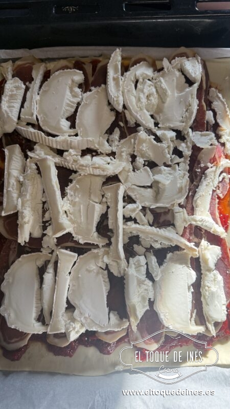 Y distribuye el queso de cabra por encima (la cantidad es al gusto vuestro, más o menos queso)