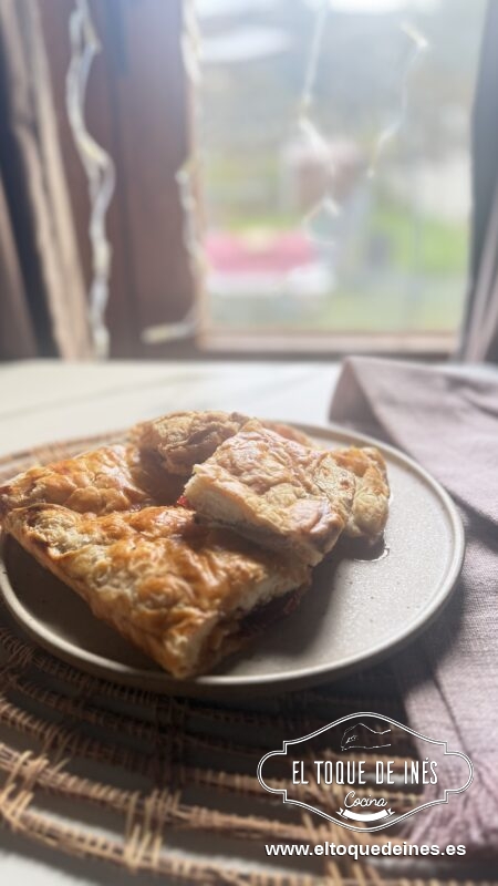 Hornea 20-25 minutos o hasta que el hojaldre esté dorado y crujiente.