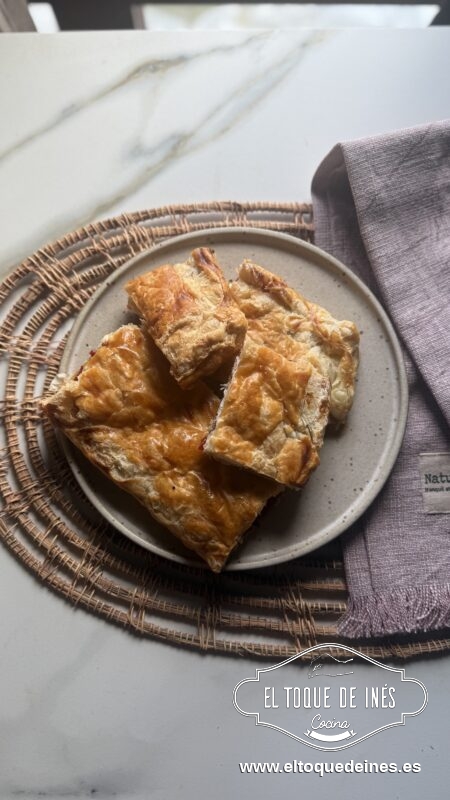 Empanada de hojaldre con pimiento, jamón y queso de cabra