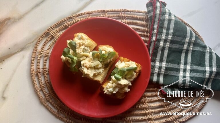 Tosta de pan brioche con ensaladilla de manzana y canónigos