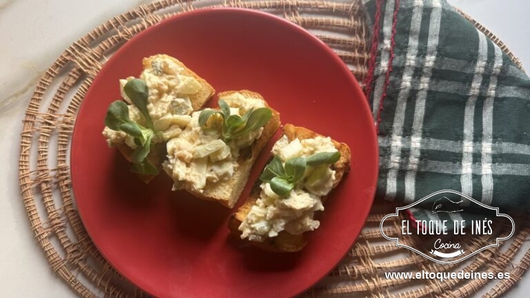 Y solo nos queda montar las tostas; sobre el pan tostado colocamos la mezcla de ensaladilla, decorando finalmente con unos canónigos (en mi caso), pero podéis ponerle cebollino si preferís o rúcula, es para que esté todavía ,más crujiente y fresco cada bocado.