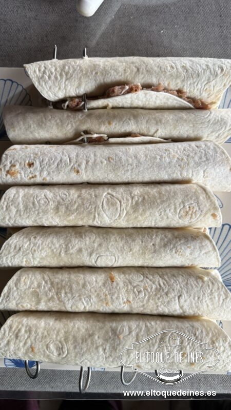 Enrollamos sobre si misma y colocamos con la parte que queda abierta hacia abajo en una fuente.