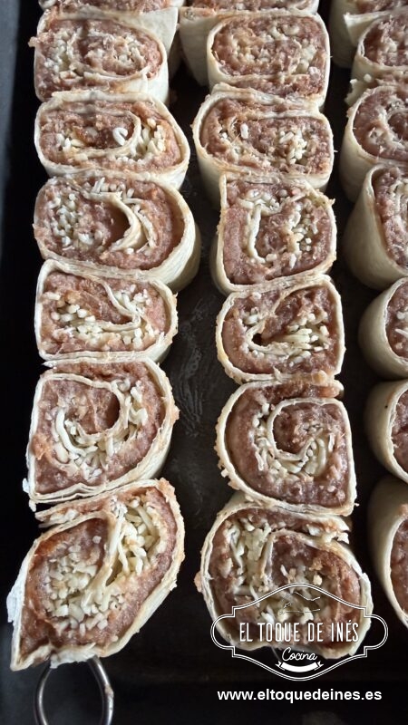 Cortamos las tortillas dejando una brocheta en cada porción para poder trasladarlo luego bien a la fuente de horno.