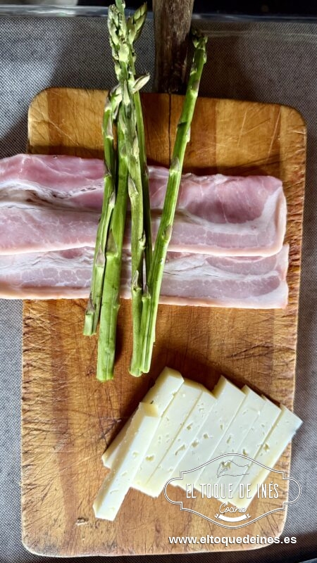 Colocamos las tiras de bacon sobre una tabla, solapando una con la otra un poco, encima colocamos 3 o 4 espárragos.