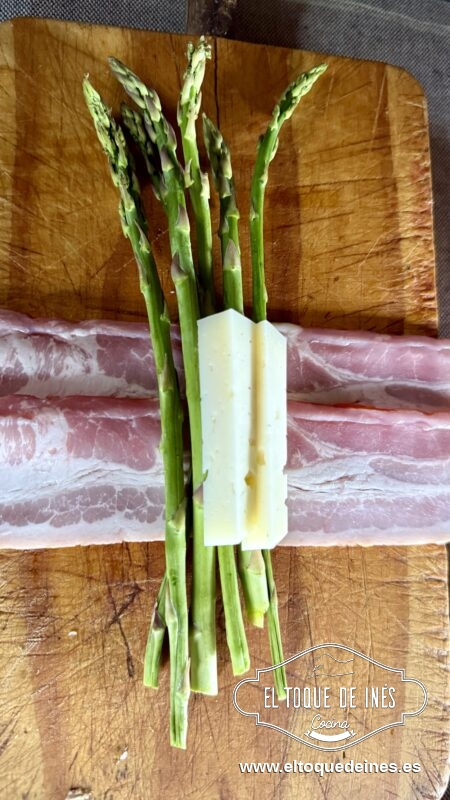 Y sobre ellos colocamos bastones del queso curado que hemos de cortar antes para tener todo dispuesto.