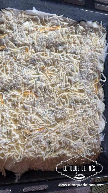 Repartimos queso rallado, la cantidad es a vuestro gusto, en nuestro caso una buena cantidad de queso que nos encanta.