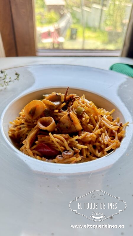 Deja reposar un par de minutos antes de servir y disfruta de este delicioso plato de fideos con calamares recién hecho.