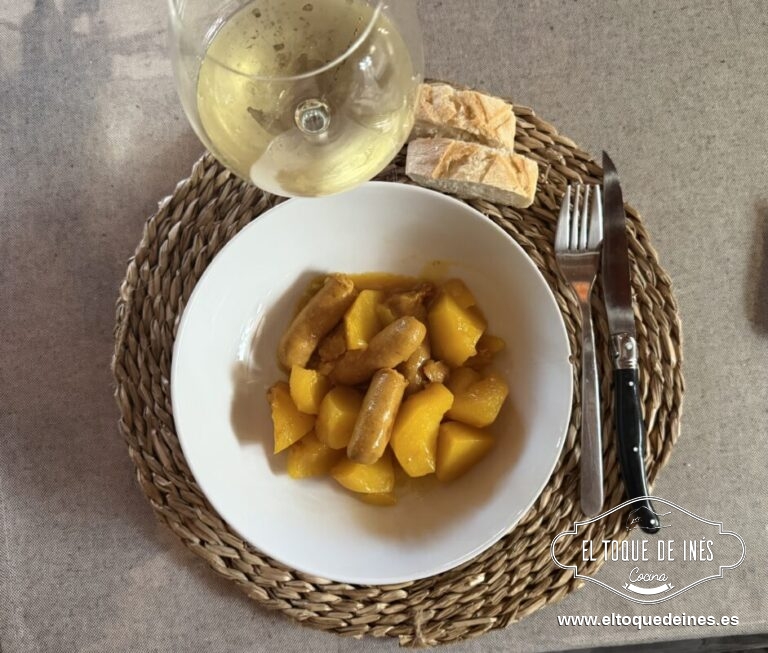 Salchichas frescas a la sidra con patatas